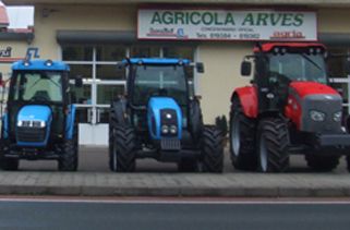 Agrícola Arves 3 tractores estacionados